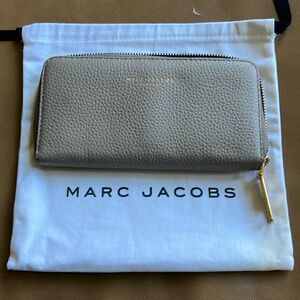 Marc Jacobs Women's Leather Continental Zip Around Wallet - Stone